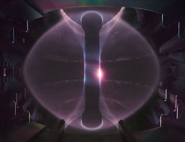 Le tokamak Mast Upgrade va notamment tester différentes configurations de divertors, le dispositif qui sert à séparer les déchets du plasma lui-même (déchets métalliques issus de la paroi interne du tore érodée par le flux de plasma et d'hélium, produits de la réaction de fusion nucléaire). © CCFE